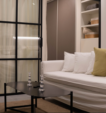 Living con sofá blanco y detalles de ambientación de By Vizion